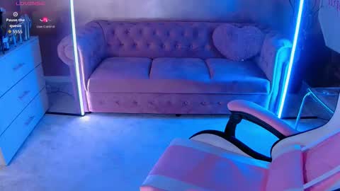 Snapshot of evanew_ chatting on September 28, 4:23 pm Eva online show from September 28, 4:23 pm