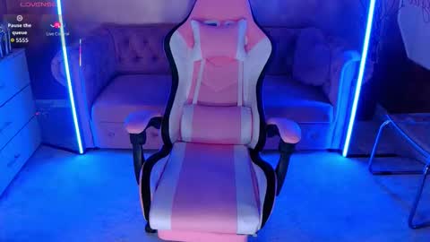 Snapshot of evanew_ chatting on October 24, 4:58 pm Eva online show from October 24, 4:58 pm