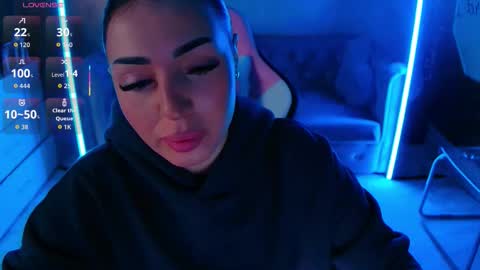 Snapshot of evanew_ chatting on November 9, 5:55 pm Eva online show from November 9, 5:55 pm