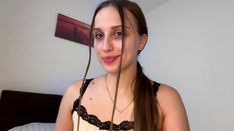 Snapshot of evarenard_ chatting on June 7, 5:06 pm evarenard_ online show from June 7, 5:06 pm