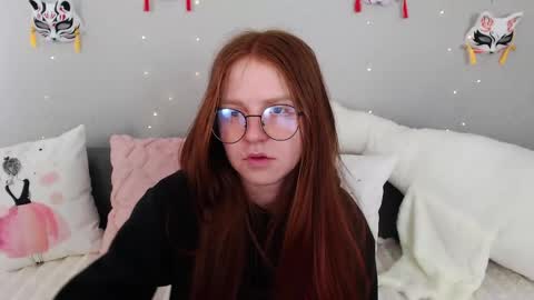 Snapshot of evarey_ chatting on May 5, 4:31 am Adelina online show from May 5, 4:31 am