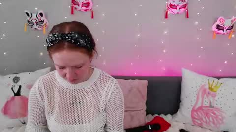 Snapshot of evarey_ chatting on June 27, 5:01 am Adelina online show from June 27, 5:01 am