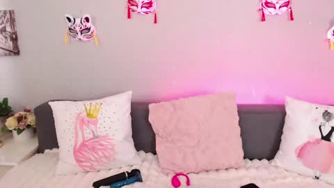 Snapshot of evarey_ chatting on June 30, 3:51 am Adelina online show from June 30, 3:51 am