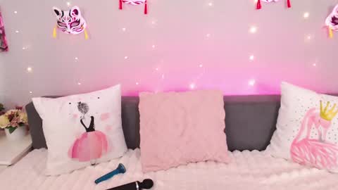 Snapshot of evarey_ chatting on July 2, 3:45 am Adelina online show from July 2, 3:45 am