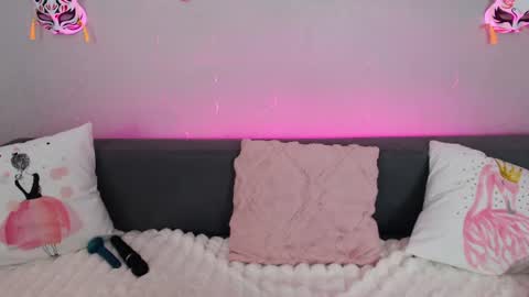 Snapshot of evarey_ chatting on July 4, 4:07 am Adelina online show from July 4, 4:07 am