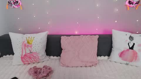 Snapshot of evarey_ chatting on July 19, 5:00 am Adelina online show from July 19, 5:00 am