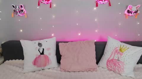 Snapshot of evarey_ chatting on July 20, 3:54 am Adelina online show from July 20, 3:54 am