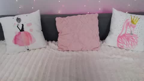 Snapshot of evarey_ chatting on August 1, 4:34 am Adelina online show from August 1, 4:34 am