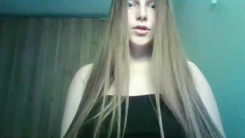 evasapples2026 online show from March 31, 8:09 pm