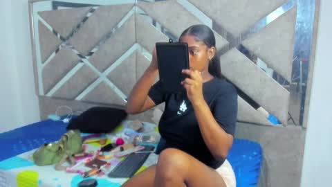 Eva And Emmanuel online show from December 18, 1:28 pm