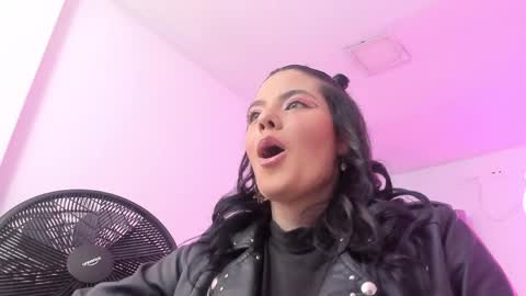 evelin__thompsson online show from April 7, 2:01 am