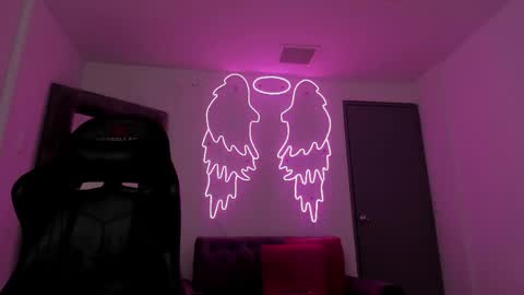 evelin__thompsson online show from April 18, 4:05 am