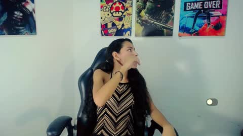 Snapshot of evelin_shy chatting on December 15, 2:08 am Evelin online show from December 15, 2:08 am