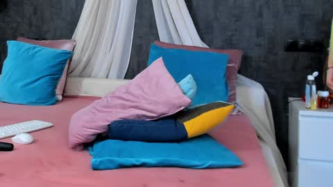 evellynereys online show from January 9, 7:52 am