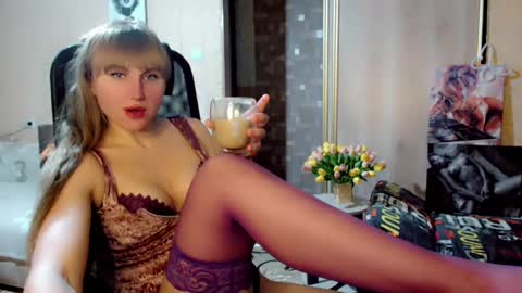 Snapshot of evelove33 chatting on December 7, 5:20 pm evelove online show from December 7, 5:20 pm