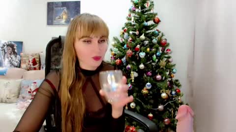 Snapshot of evelove33 chatting on February 1, 11:06 pm evelove online show from February 1, 11:06 pm