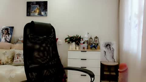 Snapshot of evelove33 chatting on February 26, 8:04 am evelove online show from February 26, 8:04 am