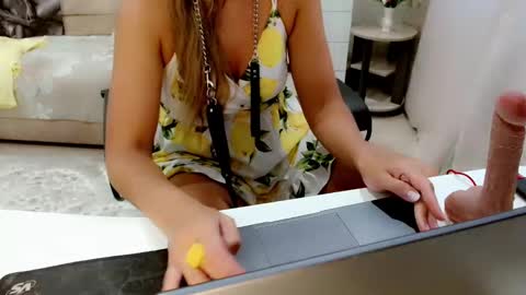 Snapshot of evelove33 chatting on September 16, 5:08 am evelove online show from September 16, 5:08 am