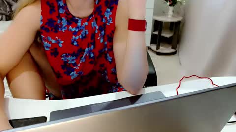 Snapshot of evelove33 chatting on October 14, 5:08 am evelove online show from October 14, 5:08 am