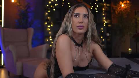 Evelyn online show from December 18, 9:10 pm