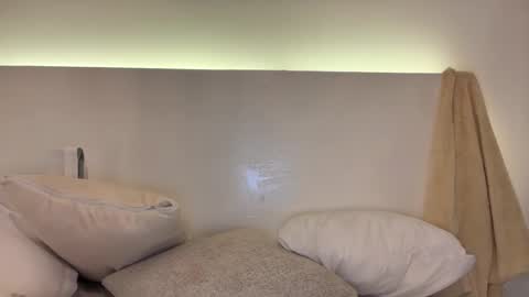 E V E L Y N  online show from February 22, 9:30 am