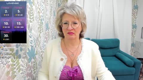 Snapshot of evelynblissful chatting on December 18, 11:24 am Evelyn online show from December 18, 11:24 am