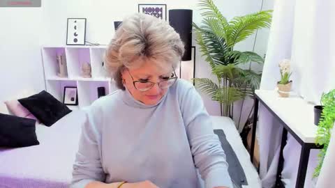 Snapshot of evelynblissful chatting on December 1, 5:12 am Evelyn online show from December 1, 5:12 am