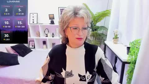 Snapshot of evelynblissful chatting on December 2, 5:13 am Evelyn online show from December 2, 5:13 am