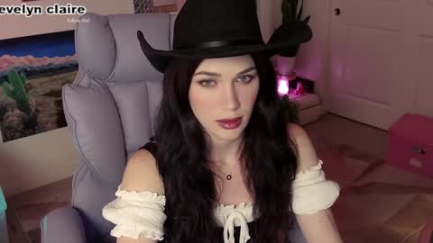 Snapshot of evelynclaire chatting on March 21, 6:18 am Evelyn Claire online show from March 21, 6:18 am