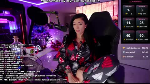 Snapshot of evelyne92 chatting on December 29, 3:33 am Evelyne online show from December 29, 3:33 am