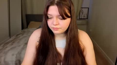 Evelyne Loo online show from April 13, 1:00 am