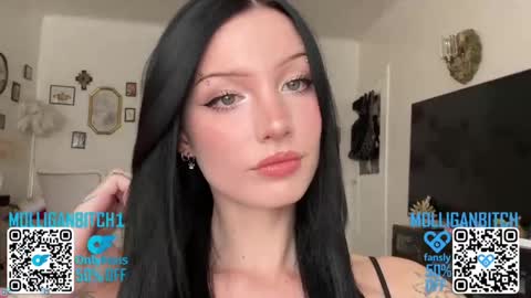 Evelyn online show from April 8, 9:15 pm