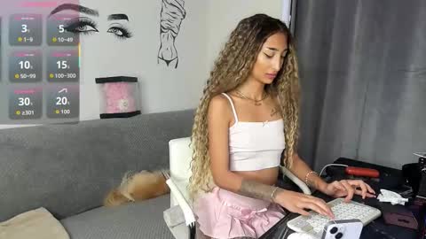 Snapshot of evelynhais chatting on November 13, 2:16 pm Evelyn online show from November 13, 2:16 pm