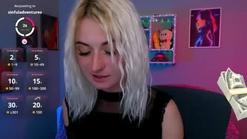 evelynlovelyy online show from April 10, 7:18 pm