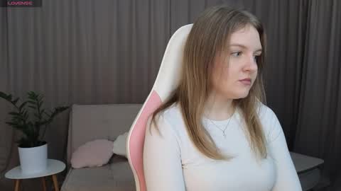 Snapshot of evettavega chatting on November 10, 7:51 am Evetta online show from November 10, 7:51 am