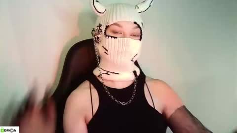 Snapshot of evie_muna chatting on April 27, 4:32 am Renesme White Im here from Monday to Friday online show from April 27, 4:32 am