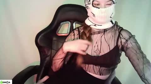 Snapshot of evie_muna chatting on May 19, 3:46 am Renesme White Im here from Monday to Friday online show from May 19, 3:46 am