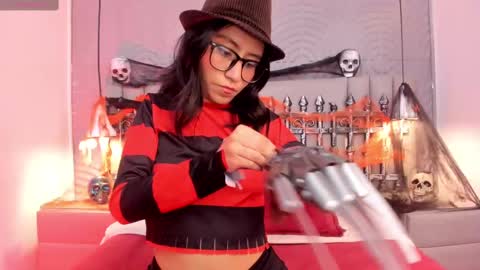 eviegothel_ online show from October 31, 8:32 pm