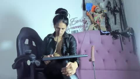 Snapshot of evil_sammy chatting on November 18, 9:41 pm Mistress Sammy online show from November 18, 9:41 pm