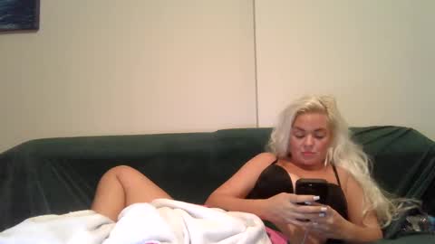 Snapshot of evillers1 chatting on December 19, 4:13 am Badblondebunny online show from December 19, 4:13 am