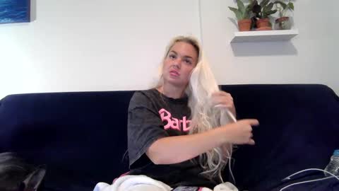 Snapshot of evillers1 chatting on January 3, 2:32 am Badblondebunny online show from January 3, 2:32 am