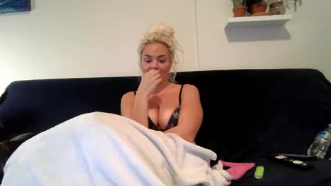 Snapshot of evillers1 chatting on January 5, 3:53 am Badblondebunny online show from January 5, 3:53 am