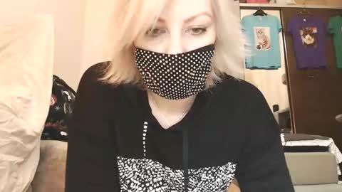 Snapshot of evvygold chatting on February 9, 11:09 pm Catwoman online show from February 9, 11:09 pm