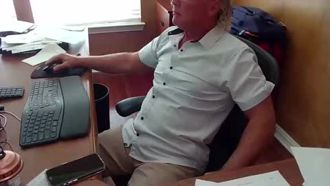 Snapshot of exhibitman69_ldb chatting on November 4, 5:01 pm exhibitman69_ldb online show from November 4, 5:01 pm