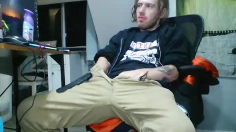 Snapshot of explosive_andyy chatting on May 6, 5:03 am Explosivee andyy online show from May 6, 5:03 am