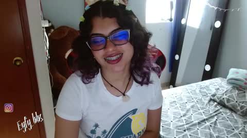 Snapshot of eyfy_bbs chatting on December 29, 8:58 pm Nadia online show from December 29, 8:58 pm