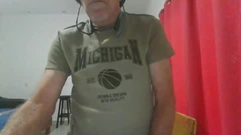 Snapshot of ez242424 chatting on November 21, 8:18 pm SweetZeek online show from November 21, 8:18 pm