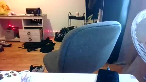 ezzteban935 online show from April 14, 7:31 pm