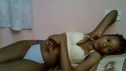 faizah_ online show from March 29, 12:43 am