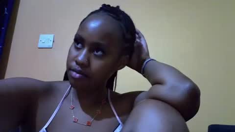 Snapshot of famous_bear chatting on February 26, 1:04 am famous_bear online show from February 26, 1:04 am